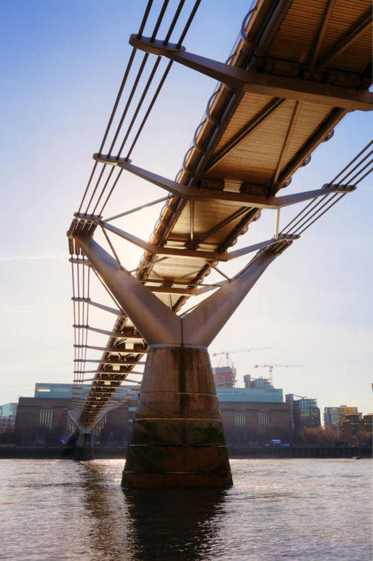 无人,竖图,室外,白天,仰视,建筑,日光,英国,反射,柱子,冬天,桥,首都,联系,泰晤士河,运输,摄影,支撑,美术馆,万里无云,伦敦千禧桥,彩图,低角度拍摄