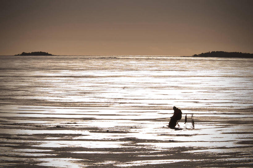 一个人,横图,阶调图片,室外,白天,湖,日光,瑞典,朦胧,模糊,冰,冬天,天空,自然,寒冷,摄影,宁静,剪影,冰钓,冒险,休闲活动,彩图,独处
