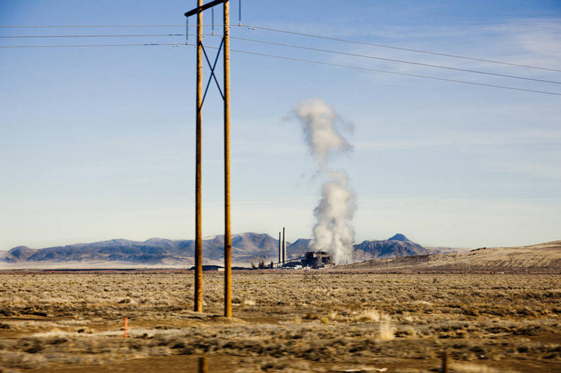 无人,横图,室外,白天,沙漠,美国,环保,地形,热,自然,烟,工业,摄影,能源,电,污染,回收,资源,煤,利用,低碳,循环,内华达州,消防队,万里无云,持续,空气污染,彩图,输电塔,电力线