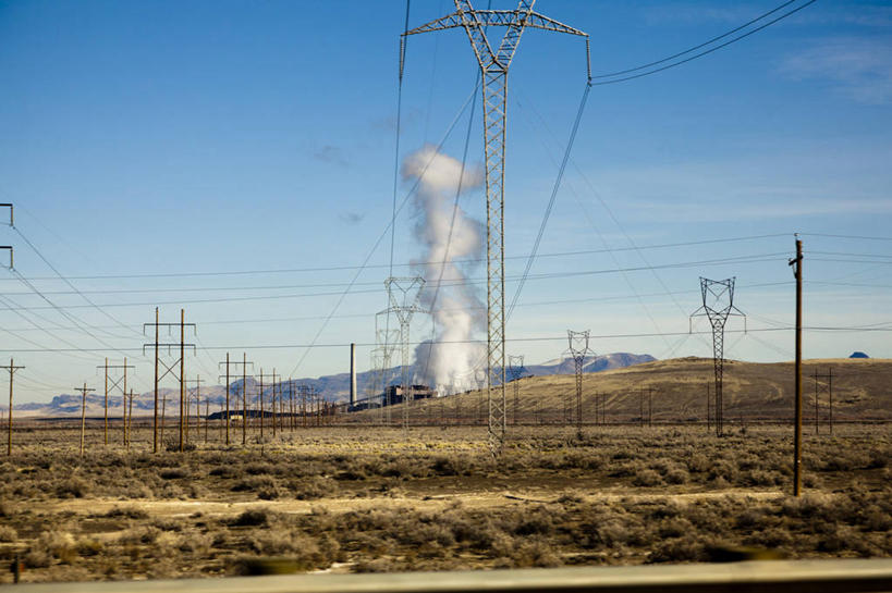 无人,工厂,横图,室外,白天,技术,沙漠,美国,一排,环保,整齐,科学,排列,自然,烟,发电厂,发电站,工业,摄影,能源,电,污染,回收,资源,队列,煤,能量,利用,低碳,循环,万里无云,持续,空气污染,彩图,制造厂,生产工厂,输电塔,电力线,火力发电厂