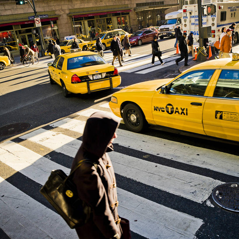 成年人,一个人,方图,俯视,室外,白天,城市,道路,街道,路,公路,出租车,纽约,美国,仅一个女性,行人,服装,文字,挎包,交通,休闲装,衣服,休闲,休闲服,连帽衫,运输,摄影,服饰,英文字母,运送,帽衫,纽约州,斑马线,马路,步行,彩图,高角度拍摄,旅行,横越
