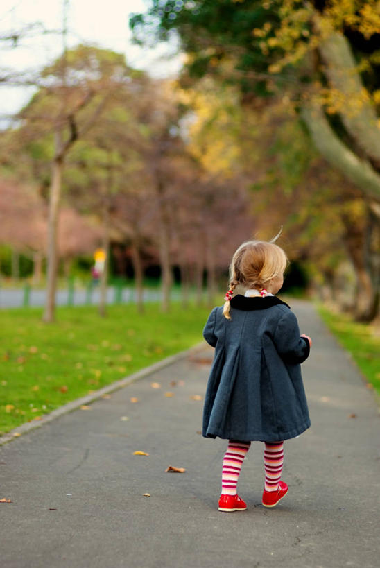 儿童,头发,一个人,公园,竖图,室外,白天,纯洁,城市,新西兰,仅一个女性,仅一个人,小路,古典,外套,树,小孩,背面,仅一个小孩,金色,可爱,童年,童趣,摄影,童真,烂漫,无邪,天真,女孩,女人,女性,孩子,秋天,步行,彩图,女生,独处