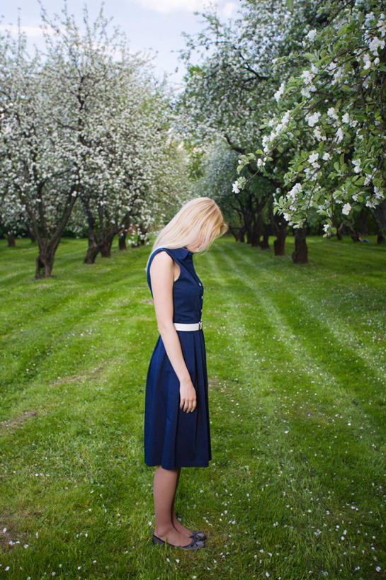 西方人,成年人,头发,一个人,公园,站,竖图,室外,白天,侧面,美景,日光,欧洲,俄罗斯,欧洲人,仅一个年轻女性,仅一个女性,仅一个人,地形,景观,首都,注视,树,自然,春天,观察,看,思考,金色,景色,摄影,生长,观看,宁静,察看,关注,自然风光,莫斯科,悲哀,年轻女性,女人,女性,白种人,年轻人,彩图,俄罗斯人,独处