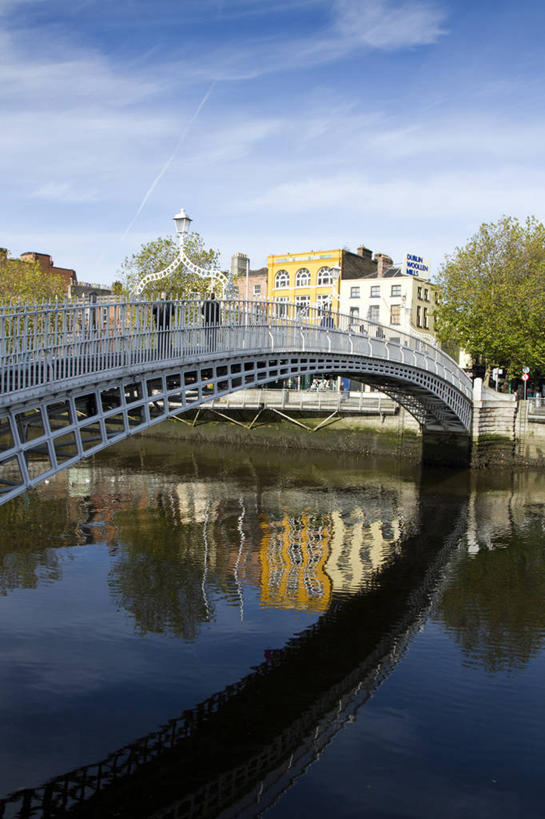 竖图,室外,白天,建筑,爱尔兰,英国,北爱尔兰,反射,云,首都,联系,树,天空,自然,摄影,人行桥,利菲河,步行,彩图