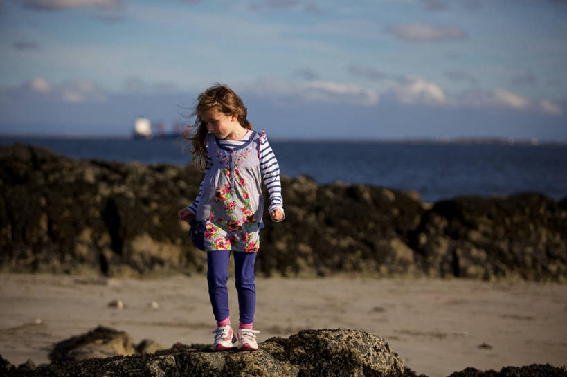 西方人,儿童,一个人,站,横图,室外,白天,纯洁,海洋,爱尔兰,欧洲,欧洲人,仅一个女性,仅一个人,注视,休闲装,小孩,天空,观察,看,仅一个小孩,可爱,童年,童趣,摄影,观看,察看,享乐,关注,童真,烂漫,无邪,康诺特省,天真,女孩,女人,女性,白种人,孩子,海滩,岩石,休闲活动,彩图,女生,高维郡