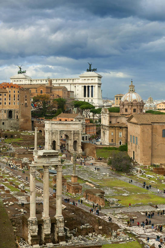 竖图,俯视,室外,白天,旅游,城市,建筑,意大利,柱子,云,首都,历史,废墟,摄影,圆顶建筑,意大利文化,古罗马广场,古代文明,圆形剧场,彩图,高角度拍摄