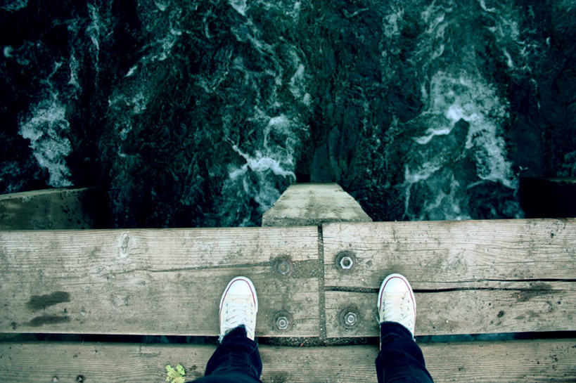 一个人,站,横图,俯视,室外,白天,风险,海洋,鞋子,美国,木制,桥,自然,摄影,危险,彩图,高角度拍摄