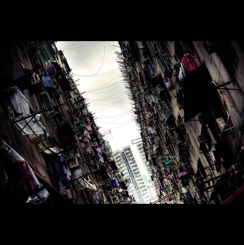 无人,家庭,竖图,室外,白天,仰视,窗户,城市,建筑,香港,吊挂,悬挂,公寓,挂,洗衣服,天空,晾衣服,温暖,温馨,一家人,摄影,和睦,金属丝,彩图,低角度拍摄,融洽,房屋建设