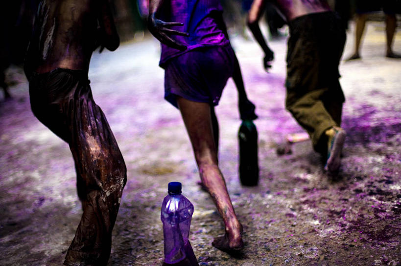 三个人,跑,横图,室外,白天,绘画,友谊,纯洁,孟加拉国,亚洲,庆祝,艺术,古城,首都,拿着,休闲装,裸露,瓶子,可爱,乐趣,童年,童趣,摄影,颜料,部分,美术,享乐,南亚,裸,童真,烂漫,无邪,孟加拉人民共和国,达卡,天真,彩图,胡里节,丙烯颜料,传统文化,传统节日