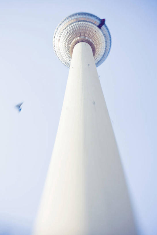 无人,竖图,室外,白天,运动模糊,仰视,通讯,天际线,建筑,德国,鸟类,塔,首都,现代,飞,顶部,柏林,天空,地标建筑,摄影,部分,德国文化,发展,无线电通信塔,柏林电视塔,彩图,低角度拍摄