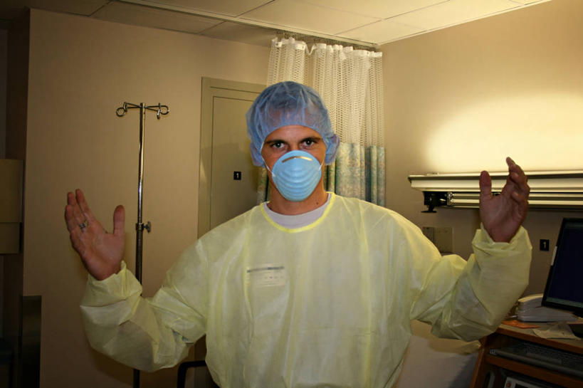 西方人,成年人,脸,头,脸颊,一个人,医生,举,横图,室内,工作服,制服,信心,欧洲,美国,欧洲人,仅一个男性,仅一个人,分离,过滤,分开,肩膀,仅一个年轻男性,口罩,托,隔断,遮掩,摄影,隔离,卫生,掩盖,遮挡,忧虑,净化,加利福尼亚,肖像,间隔,预防,遮盖,防尘,手术帽,掩饰,断绝,隔开,屏蔽,屏绝,远离,中断,阻遏,阻隔,工作制服,产房,男人,男性,年轻男性,白种人,年轻人,头部,脸部,脸蛋,面部,举起,举手,举着,向上举,向上伸,向上托,彩图,工作套服