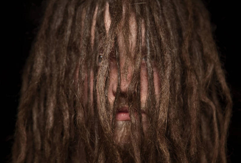 成年人,脸,头,脸颊,胡须,头发,一个人,横图,特写,正面,时尚,信心,美国,仅一个男性,仅一个人,黑色背景,肩膀,仅一个年轻男性,个性,摄影,肖像,男人,男性,年轻男性,年轻人,头部,胡子,络腮胡,脸部,脸蛋,面部,彩图,影棚拍摄,雷鬼头