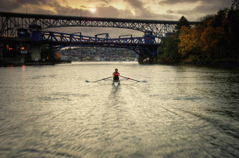 划船,西方人,成年人,中年人,一个人,坐,横图,室外,白天,运动,河流,建筑,欧洲,美国,欧洲人,仅一个男性,仅一个人,仅一个中年男性,划桨,云,桥,联系,运输,摄影,桨,独木舟,田径运动员,华盛顿州,西雅图,冒险,男人,男性,中年男性,白种人,彩图