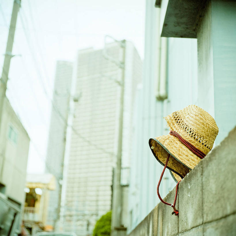 无人,方图,室外,白天,仰视,城市,建筑,日本,草帽,围墙,摄影,简单,彩图,低角度拍摄