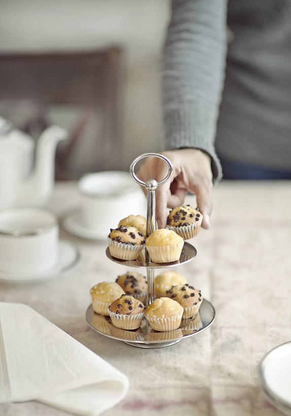 点心,一个人,竖图,室内,白天,瑞士,许多,小的,食品,甜点,甜品,很多,拿着,松饼,饮食,食物,糕点,甜食,摄影,部分,清新,蛋糕托杯,蛋糕台,彩图