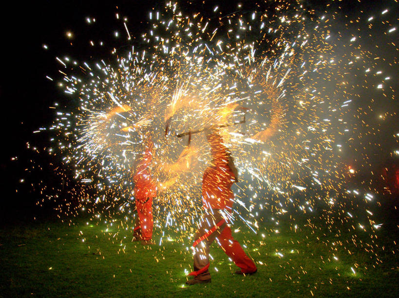 一个人,站,横图,室外,夜晚,爆炸,西班牙,朦胧,模糊,庆祝,火花,拿着,焰火,摄影,巴伦西亚省,彩图,传统节日