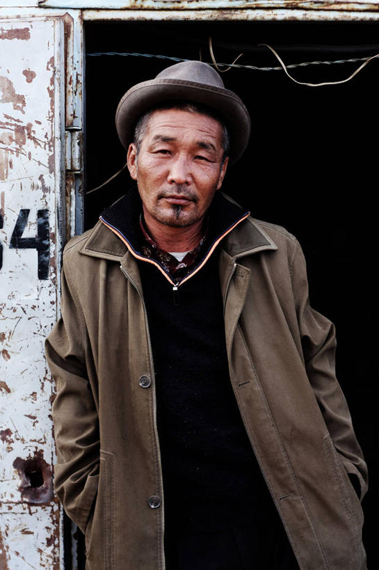 东方人,成年人,一个人,站,竖图,室外,白天,正面,信心,帽子,蒙古,亚洲,仅一个男性,仅一个人,门口,休闲装,黄种人,外套,仅一个年轻男性,靠,靠着,个性,摄影,肖像,手插袋,男人,男性,年轻男性,亚洲人,年轻人,插兜,手插兜,半身,彩图,手抄兜,态度