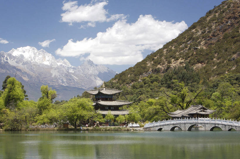 无人,横图,室外,白天,湖,雪山,建筑,丽江,反射,屋顶,云,联系,历史,宝塔,拱桥,树,玉龙雪山,风景,天空,自然,地标建筑,摄影,宗教,佛教,宗教建筑,中国文化,黑龙潭公园,彩图,联合国教科文组织
