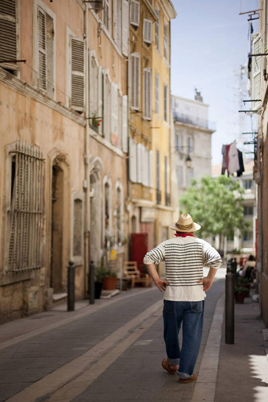 成年人,一个人,竖图,室外,白天,马赛,建筑,街道,帽子,法国,仅一个男性,休闲装,背面,天空,叉腰,摄影,步行,彩图,独处