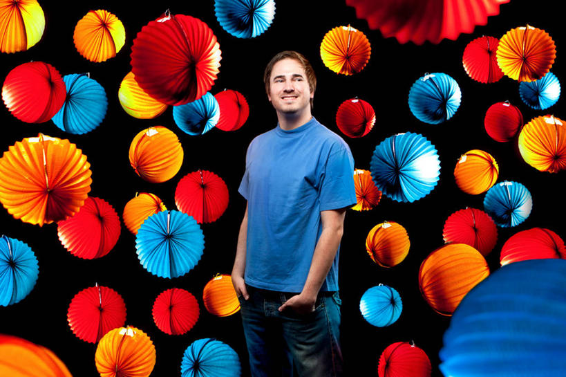 成年人,一个人,站,微笑,横图,室外,夜晚,快乐,幸福,照明,德国,仅一个男性,仅一个人,许多,丰富,庆祝,灯笼,纸灯笼,很多,休闲装,仅一个年轻男性,灯具,摄影,照亮,照明设备,中国文化,手插袋,伍珀塔尔,男人,男性,年轻男性,年轻人,插兜,手插兜,半身,彩图,手抄兜