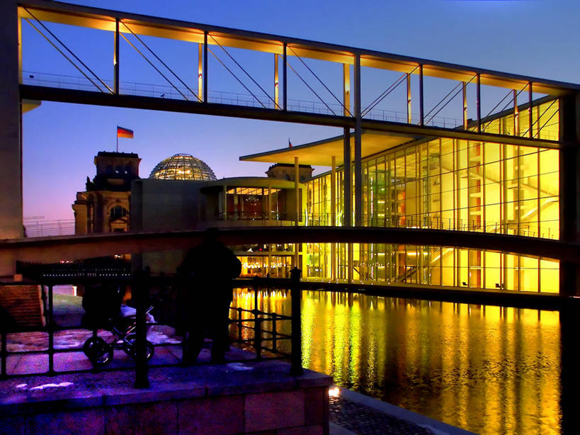 成年人,一个人,横图,室外,城市,建筑,德国,仅一个男性,反射,首都,柏林,黄昏,摄影,照亮,政府,议会大楼,德国国会大厦,彩图