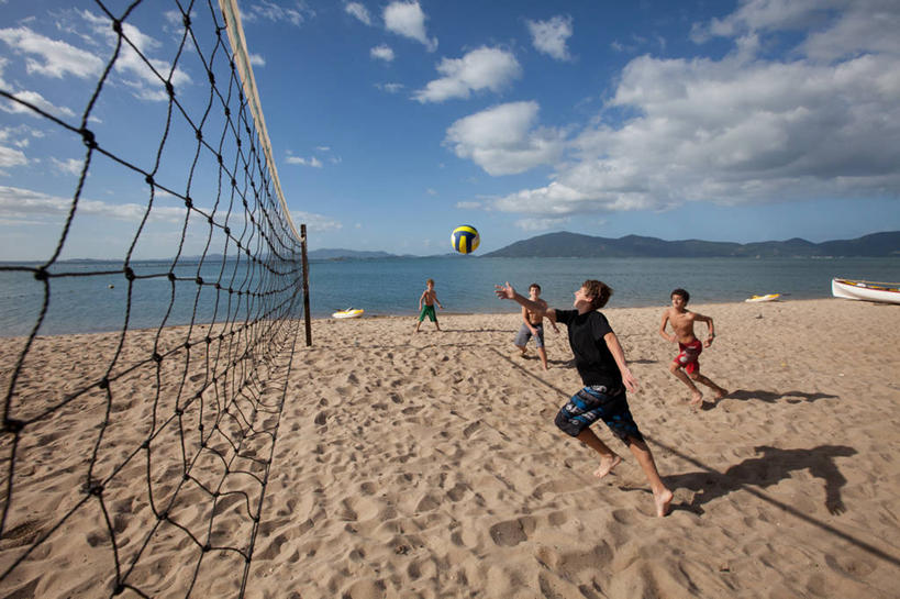 西方人,儿童,少年,一个人,四个人,横图,室外,白天,度假,友谊,纯洁,运动,团队,排球,海洋,巴西,欧洲,欧洲人,仅一个男性,仅一个人,阴影,短裤,网,云,半空,沙滩排球,球,仅一个年轻男性,小孩,天空,可爱,童年,童趣,摄影,童真,烂漫,无邪,技能,天真,男孩,男人,男性,年轻男性,白种人,孩子,海滩,彩图