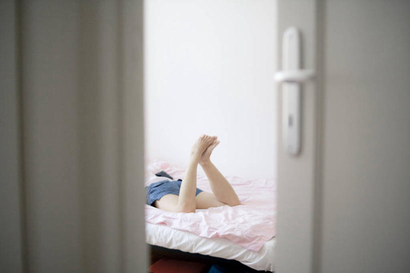 成年人,一个人,躺,横图,室内,白天,懒惰,床,卧室,德国,仅一个女性,短裤,首都,柏林,门把手,趴着,放松,摄影,休闲活动,彩图