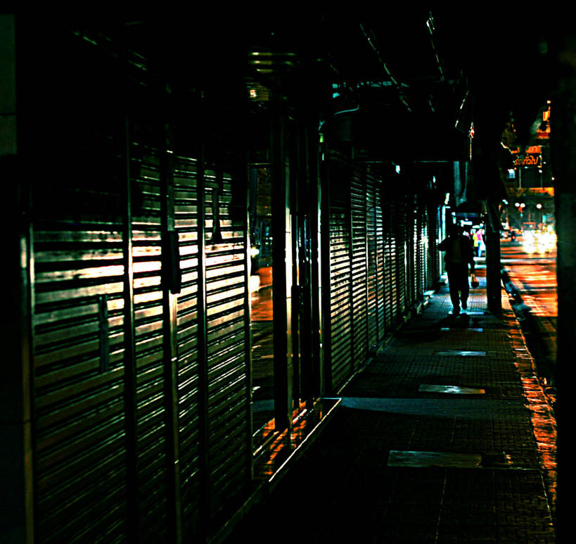 成年人,一个人,横图,室外,夜晚,正面,建筑,泰国,亚洲,仅一个男性,朦胧,模糊,首都,摄影,东南亚,照亮,泰王国,步行,彩图,暖武里府,独处