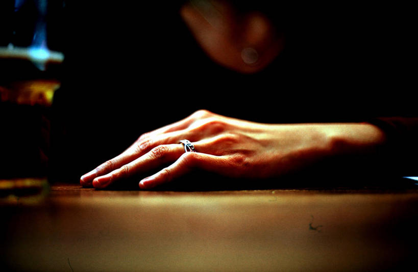 成年人,手,一个人,横图,室内,特写,桌子,德国,仅一个女性,慕尼黑,结婚戒指,戒指,人体,摄影,部分,高雅,巴伐利亚,彩图,餐馆