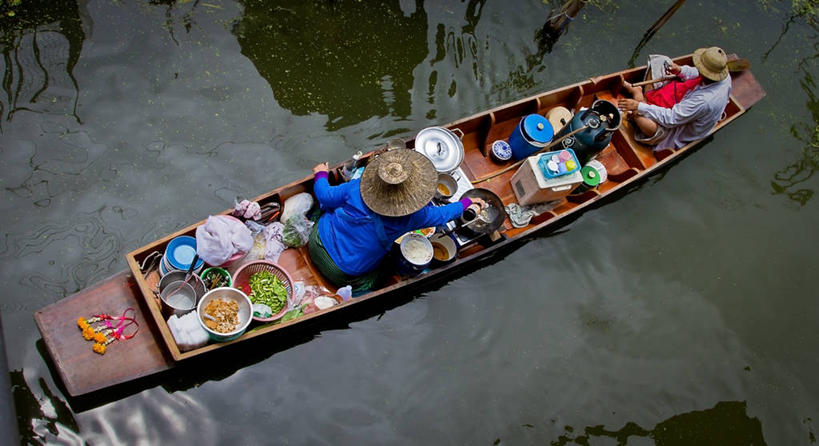 成年人,两个人,坐,横图,俯视,室外,白天,商务,河流,水,蔬菜,帽子,曼谷,泰国,倒,反射,篮子,首都,休闲装,饮食,水上市场,容器,零售,摄影,天然气,泰国文化,男人,女人,彩图,高角度拍摄