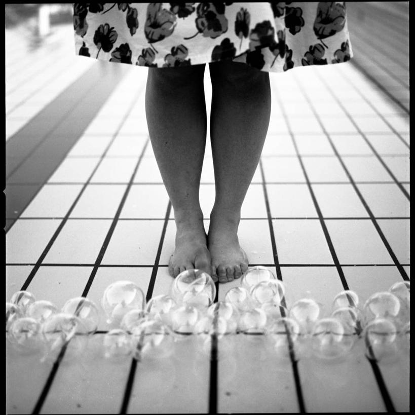 成年人,腿,一个人,游泳池,站,方图,黑白,室外,白天,裙子,水,法国,仅一个女性,塑胶,泡泡,赤脚,放松,人体,摄影,砖地,部分,四肢,休闲活动,真空吸尘器