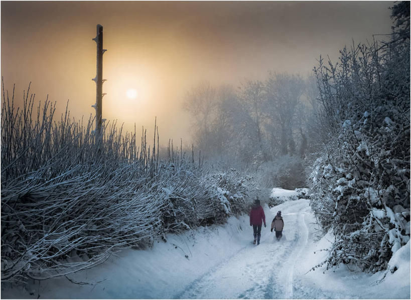 两个人,横图,室外,白天,旅游,度假,美景,太阳,雪,雾,英国,地形,景观,冬天,黎明,娱乐,英格兰,树,自然,享受,休闲,景色,放松,寒冷,摄影,宁静,早晨,自然风光,南威尔士,彩图,单行道