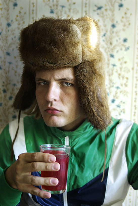 成年人,脸,头,脸颊,一个人,竖图,室内,特写,正面,时尚,信心,窗帘,俄罗斯,仅一个男性,仅一个人,透明,拿着,休闲装,饮食,肩膀,仅一个年轻男性,水果拼盘,个性,摄影,清新,肖像,挫败,男人,男性,年轻男性,年轻人,头部,脸部,脸蛋,面部,玻璃杯,彩图