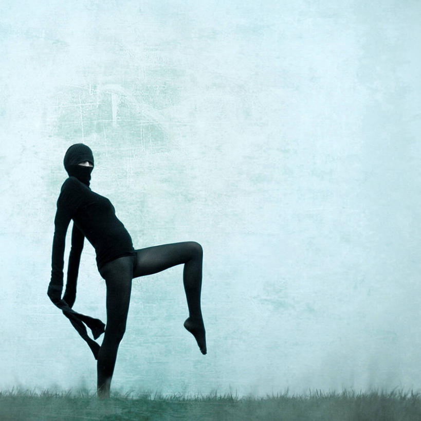 成年人,中年人,老年人,一个人,方图,室外,留白,侧面,法国,仅一个女性,仅一个人,表演,田地,拿着,草,衣服,天空,仅一个中年女性,个性,乐趣,平衡,摄影,下腰,享乐,紧身裤,女人,女性,中年女性,休闲活动,彩图,舞蹈