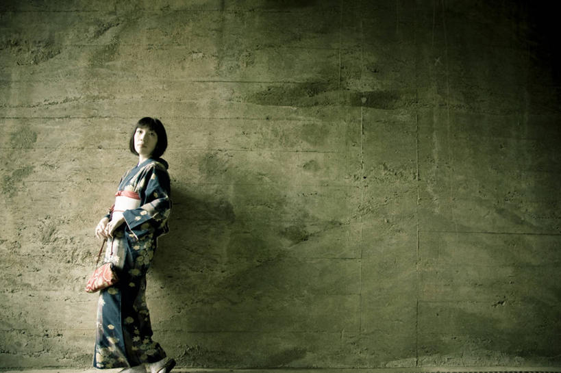 东方人,成年人,中年人,老年人,头发,一个人,站,横图,室外,白天,日本,亚洲,仅一个女性,仅一个人,和服,日本文化,拿着,黄种人,黑色,向上看,仅一个中年女性,思考,日本人,个性,摄影,京都府,零钱包,肖像,混凝土墙,老年女性,女人,女性,中年女性,亚洲人,彩图