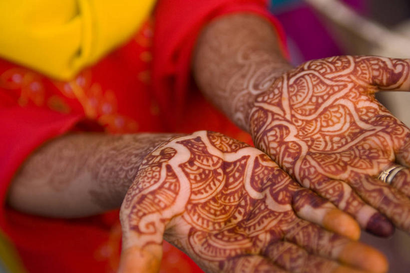 成年人,手,一个人,横图,室内,婚礼,印度,仅一个女性,艺术,彩绘,休闲装,文化,人体,摄影,宗教,生活方式,部分,伊斯兰教,人体彩绘,卡纳塔克邦,美观,纹身彩绘,设计,休闲活动,彩图,传统文化,临时,暂且,暂时