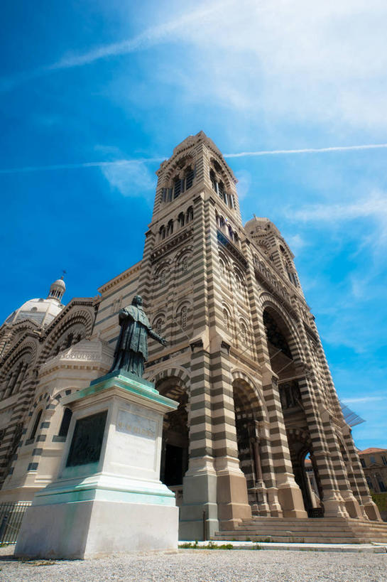 无人,教堂,竖图,室外,白天,仰视,马赛,建筑,法国,云,铜像,天空,地标建筑,摄影,宗教,基督教,普罗旺斯,宗教建筑,法国文化,马赛大教堂,彩图,低角度拍摄,大教堂