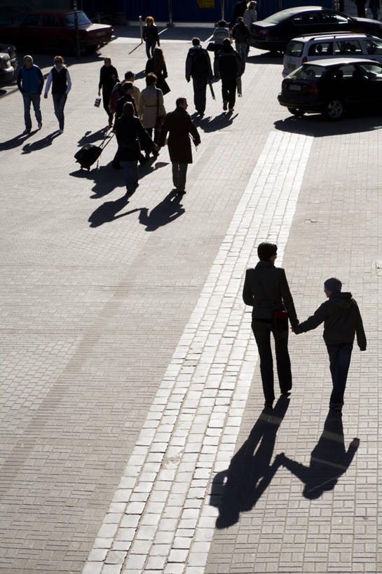 成年人,竖图,俯视,室外,白天,城市,道路,街道,路,公路,汽车,日光,波兰,阴影,丰富,交通,首都,许多人,一群人,运输,摄影,剪影,华沙,马佐夫舍,男人,女人,马路,步行,手牵手,彩图,高角度拍摄