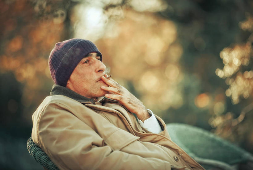 成年人,中年人,老年人,一个人,坐,吸烟,横图,室外,白天,侧面,香烟,帽子,意大利,仅一个男性,仅一个人,仅一个中年男性,思考,放松,摄影,上瘾,编织帽,男人,男性,中年男性,半身,彩图