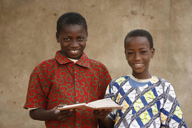 儿童,脸,头,脸颊,一个人,两个人,站,笑,微笑,露齿笑,横图,室外,衬衫,快乐,友谊,幸福,纯洁,非洲,马里,仅一个男性,仅一个人,连接,首都,教育,拿着,休闲装,肩膀,小孩,仅一个小孩,可爱,童年,童趣,摄影,知识,肖像,童真,烂漫,无邪,阿非利加洲,巴马科,马里共和国,西非,天真,男孩,男人,男性,非洲人,孩子,头部,脸部,脸蛋,面部,书,彩图,欢乐,雷鬼头,男生