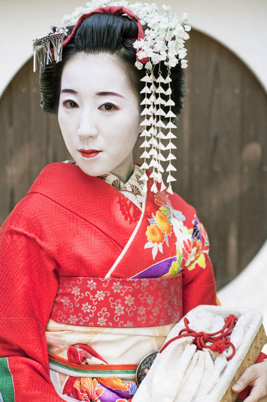 东方人,成年人,一个人,竖图,室内,正面,信心,窗户,日本,亚洲,仅一个年轻女性,仅一个女性,仅一个人,和服,日本文化,古典,拿着,黄种人,红色,彩妆,日本人,摄影,京都府,肖像,京都市,技能,年轻女性,女人,女性,亚洲人,年轻人,半身,彩图,传统文化,舞妓