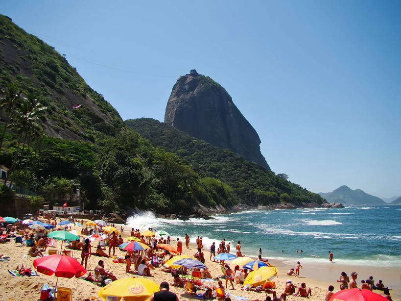 站,坐,横图,室外,白天,旅游,度假,海洋,山,巴西,伞,雨伞,遮阳伞,阳伞,自然,摄影,太阳伞,享乐,里约热内卢,万里无云,里约热内卢州,甜面包山,海滩,彩图