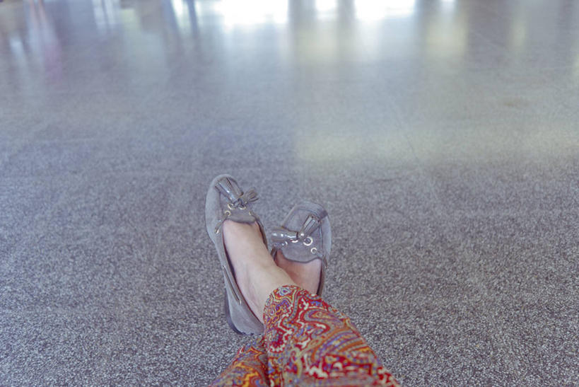 成年人,一个人,横图,室内,地板,车站,鞋子,西班牙,仅一个年轻女性,仅一个女性,仅一个人,站台,月台,放松,人体,摄影,部分,足,赫罗纳省,年轻女性,女人,女性,年轻人,双腿交叉,彩图,独处