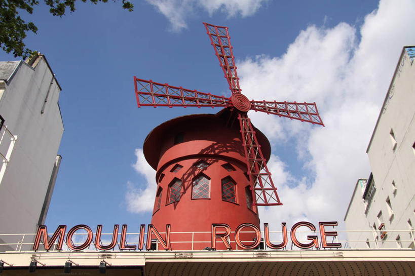 无人,横图,室外,白天,仰视,建筑,法国,巴黎,环保,风力,文字,云,首都,天空,摄影,能源,英文字母,回收,资源,利用,低碳,法国文化,循环,替代能源,环境保护,持续,风轮机,彩图,低角度拍摄,红磨坊,居住区