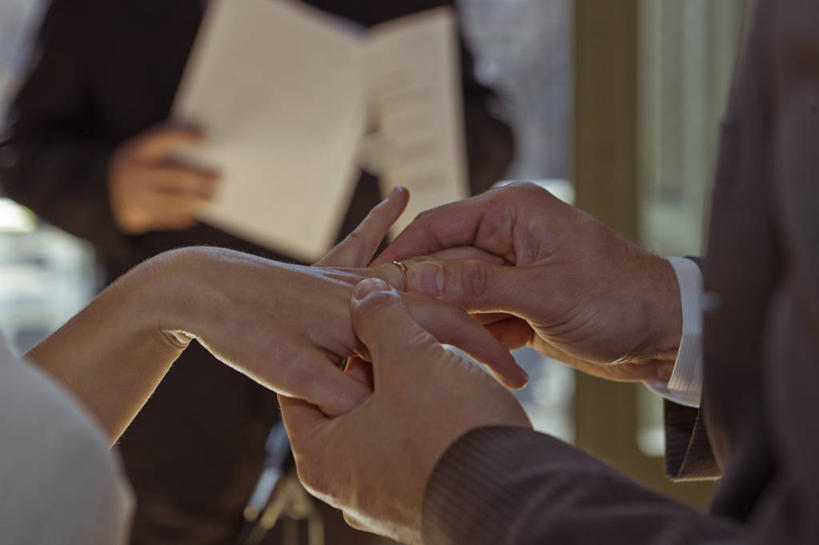 成年人,手,三个人,新娘,横图,室内,特写,白天,婚纱,婚礼,快乐,西班牙,巴塞罗那,庆祝,扫帚,结婚,结婚戒指,喜庆,手指,读书,人体,摄影,纪念,部分,誓言,袖子,开端,男人,女人,书,神父,手牵手,彩图,高兴,传统文化,承诺,结婚证词,证词