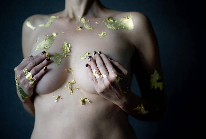 成年人,中年人,老年人,裸体,一个人,横图,特写,正面,性感,法国,仅一个女性,仅一个人,黑色背景,指甲油,手放前,仅一个中年女性,个性,摄影,部分,女人,女性,中年女性,彩图,影棚拍摄