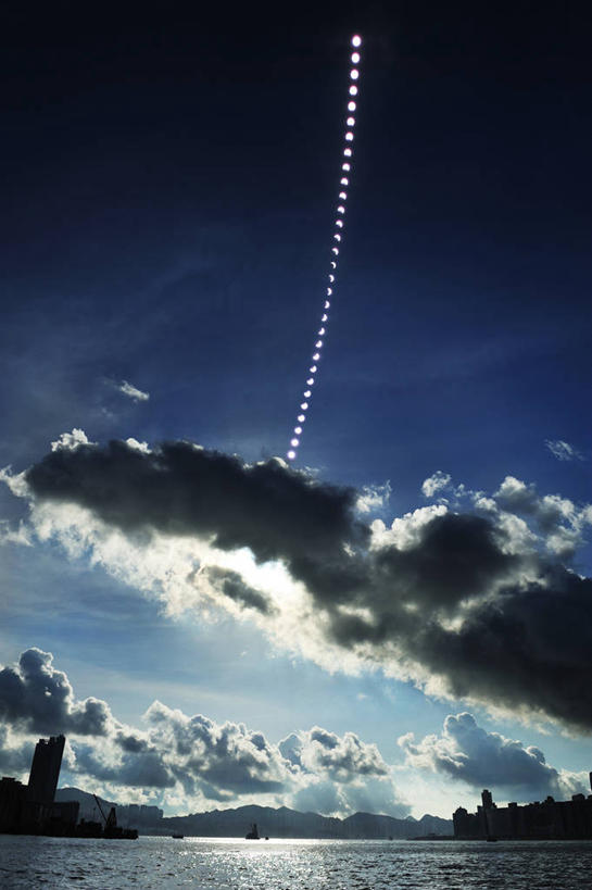 无人,竖图,室外,白天,长时间曝光,海洋,山,太阳,香港,日光,日食,云,顶部,维多利亚港,天空,摄影,宁静,部分,剪影,天文学,彩图