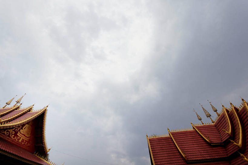 无人,寺庙,横图,室外,白天,留白,仰视,建筑,老挝,屋顶,云,尖顶,天空,摄影,宗教,佛教,宗教建筑,南塔,彩图,低角度拍摄