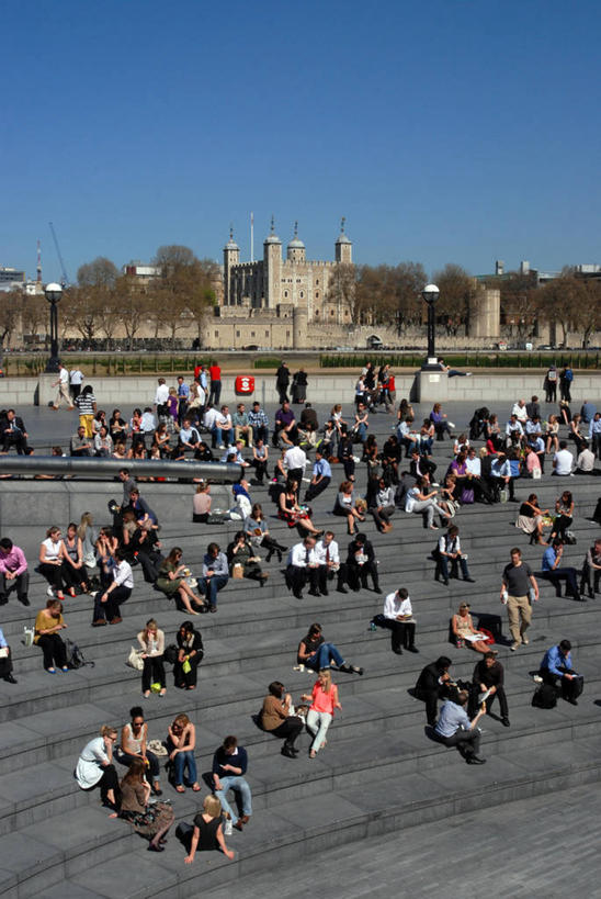 成年人,站,坐,睡,竖图,室外,白天,楼梯,建筑,英国,首都,许多人,休闲装,树,一群人,放松,摄影,午睡,享乐,万里无云,男人,女人,困,困觉,寝息,睡觉,彩图,小睡