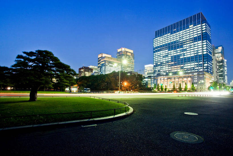 无人,横图,室外,城市,建筑,路,路灯,摩天大楼,松树,东京,日本,日本文化,首都,现代,黄昏,地标建筑,办公大楼,摄影,园林,照亮,坚定,发展,万里无云,长寿,丸之内,贞洁,金融区,彩图